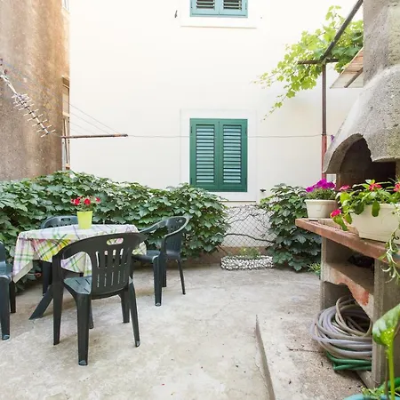 Cute With A Cosy Garden